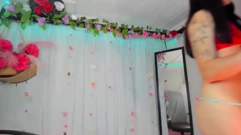 Snapshot of yelina_mh chatting on 12.19.25 YELINA online show from 12.19.25