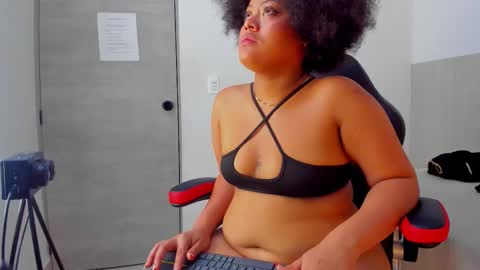 Snapshot of yeliss_brown chatting on 10.25.25 YELISS  online show from 10.25.25