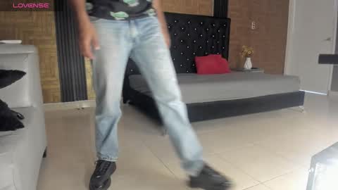 M O R E N O online show from 10.19.25