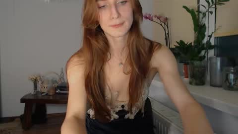 Snapshot of yes_to_heaven chatting on 12.04.25 Zoe online show from 12.04.25