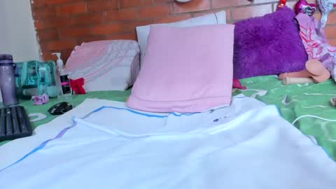 Snapshot of yesicasquirt65 chatting on 02.14.26 yesicasquirt65 online show from 02.14.26