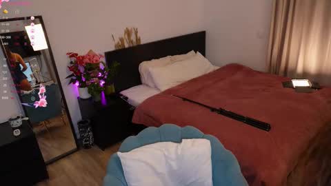 Snapshot of yess_kiki chatting on 10.06.25 Kiki online show from 10.06.25