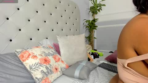 Snapshot of yiseth_02 chatting on 02.15.25 roxie reyes online show from 02.15.25