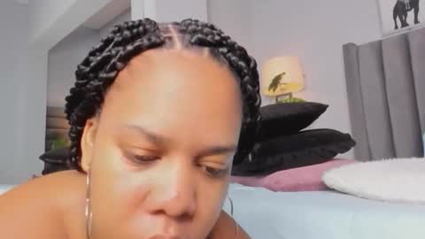 Snapshot of yiseth_02 chatting on 10.08.25 roxie reyes online show from 10.08.25