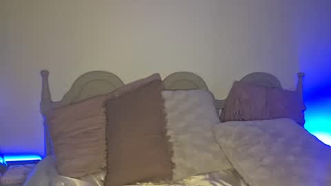 Snapshot of yogimilflover chatting on 04.10.26 Yogiblondebangme online show from 04.10.26