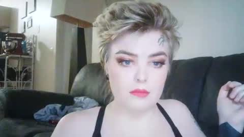 Snapshot of yolanditoots chatting on 12.22.25 Yolandi online show from 12.22.25