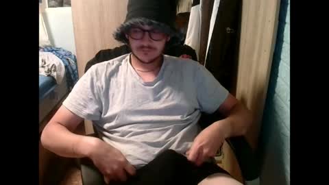 Snapshot of younromki chatting on 05.17.26 A... online show from 05.17.26