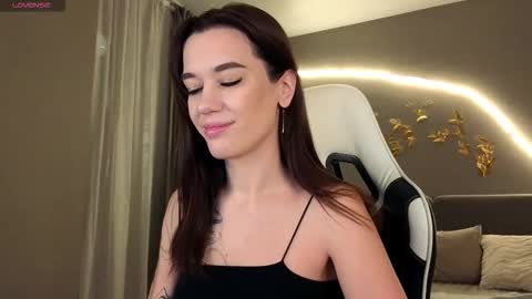 Jessica Loyd online show from 11.06.25