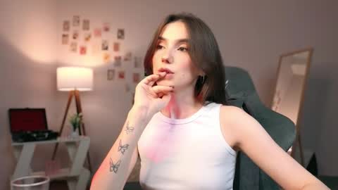 Snapshot of yourfrenchteacher chatting on 09.11.25 Chloe online show from 09.11.25