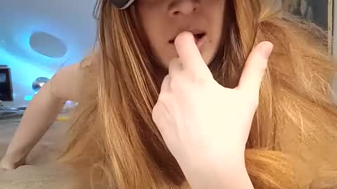 Snapshot of yourhollyhorne chatting on 10.06.25 HollyHorne online show from 10.06.25