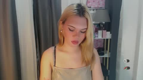 Snapshot of yourlovekylie chatting on 05.11.26 KYLIE MORE online show from 05.11.26