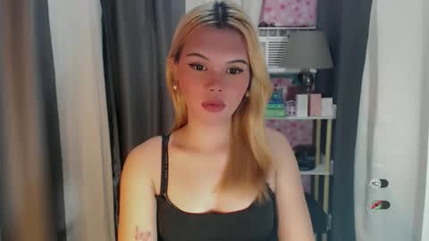 Snapshot of yourlovekylie chatting on 05.12.26 KYLIE MORE online show from 05.12.26