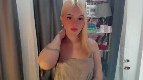 Snapshot of yourlovekylie chatting on 05.27.26 KYLIE MORE online show from 05.27.26