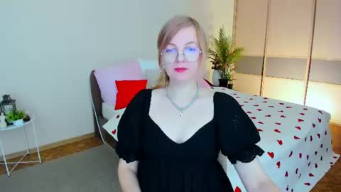 Snapshot of youruniverser chatting on 06.26.26 Alice online show from 06.26.26