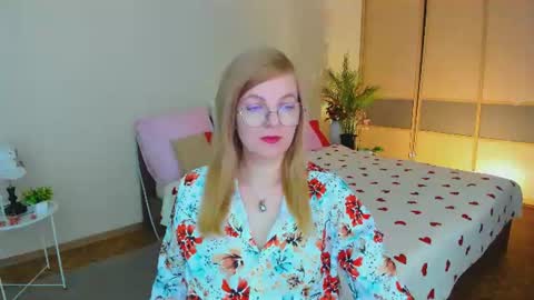 Snapshot of youruniverser chatting on 07.16.26 Alice online show from 07.16.26