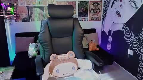    rawr   Anne Independent model      online show from 11.13.25