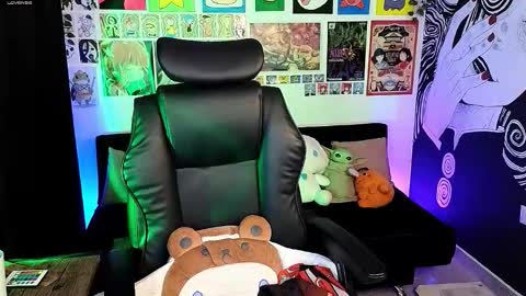    rawr   Anne Independent model      online show from 11.25.25