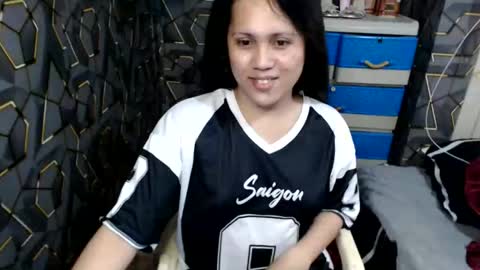 Snapshot of yumi_white chatting on 10.08.25 yumi online show from 10.08.25