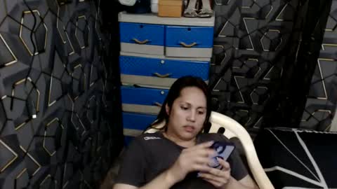 Snapshot of yumi_white chatting on 04.27.26 yumi online show from 04.27.26