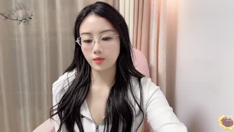 YunEr online show from 12.15.24