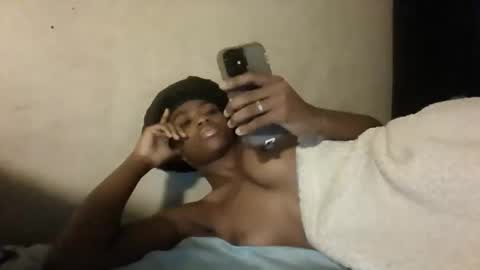 Snapshot of yungblackberry chatting on 10.18.25 YungBlackBerry online show from 10.18.25