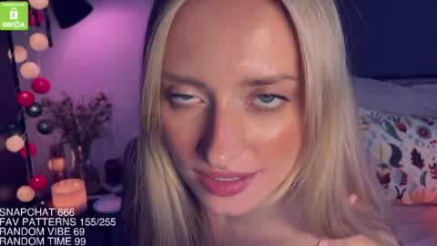 Snapshot of yvie_ chatting on 04.10.26 The Queen Bitch of the United Kingdom online show from 04.10.26