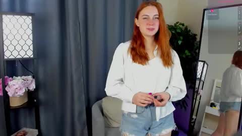 Snapshot of yvonekeniry chatting on 10.21.25 Alisa online show from 10.21.25