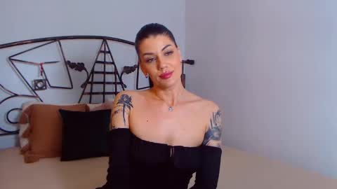 Snapshot of yvonneeverlee chatting on 01.27.25 I V Y   online show from 01.27.25