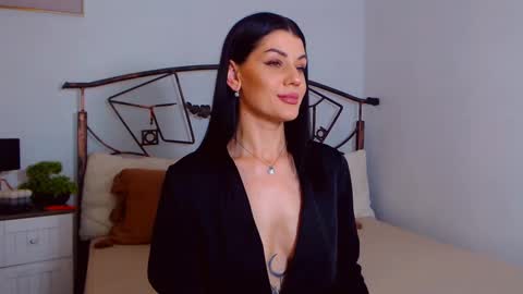 Snapshot of yvonneeverlee chatting on 02.15.25 I V Y   online show from 02.15.25