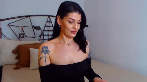 Snapshot of yvonneeverlee chatting on 02.19.25 I V Y   online show from 02.19.25