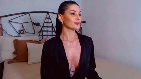 Snapshot of yvonneeverlee chatting on 02.22.25 I V Y   online show from 02.22.25