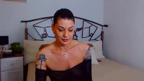 Snapshot of yvonneeverlee chatting on 02.27.25 I V Y   online show from 02.27.25
