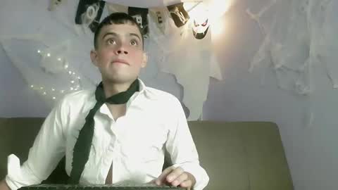 Snapshot of zacariass_ chatting on 10.26.25 ZACARIAS online show from 10.26.25