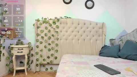 Snapshot of zaharaskylar chatting on 10.20.25 Zahara online show from 10.20.25