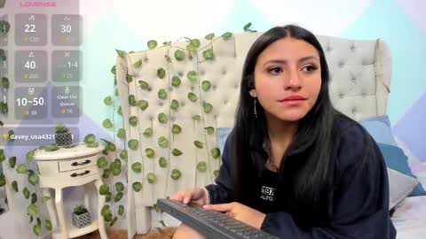 Snapshot of zaharaskylar chatting on 10.27.25 Zahara online show from 10.27.25