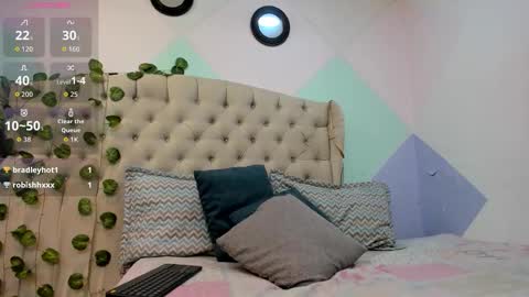 Snapshot of zaharaskylar chatting on 10.29.25 Zahara online show from 10.29.25