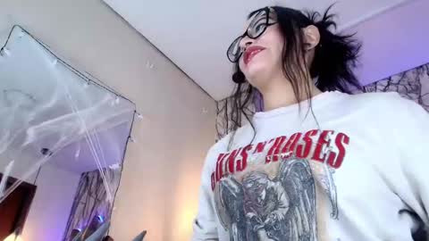 Snapshot of zami_escobar_of chatting on 10.16.25 online show from 10.16.25
