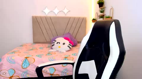 Snapshot of zara_cute18 chatting on 06.18.26 Zara online show from 06.18.26