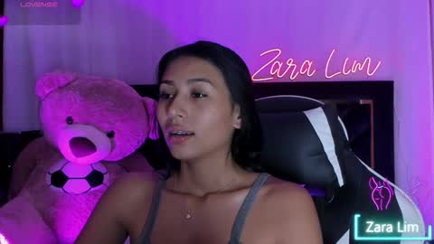 Snapshot of zaralim chatting on 09.26.25 Zara Lim online show from 09.26.25
