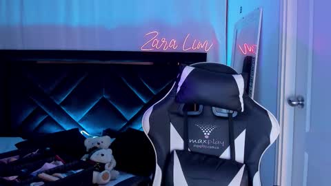 Snapshot of zaralim chatting on 11.14.25 Zara Lim online show from 11.14.25