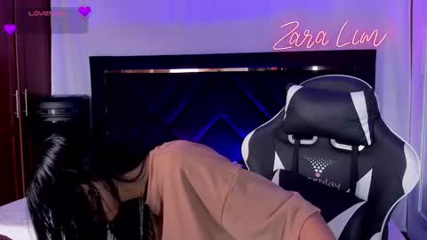 Snapshot of zaralim chatting on 11.24.25 Zara Lim online show from 11.24.25