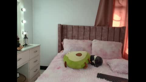 Snapshot of zaraquiinn chatting on 02.18.25 ZaraQuiinn online show from 02.18.25
