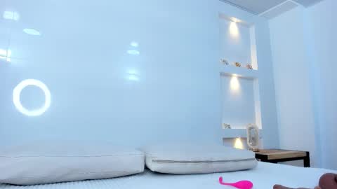 Zenda Evans online show from 12.19.25