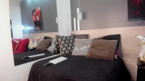 Snapshot of zhiratowers chatting on 01.13.25 zahira online show from 01.13.25