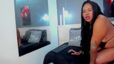 Snapshot of zhiratowers chatting on 01.20.25 zahira online show from 01.20.25