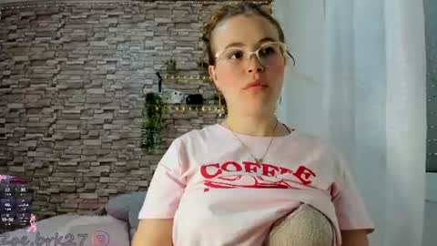 Snapshot of zoe_brk chatting on 06.18.26 zoe brk online show from 06.18.26