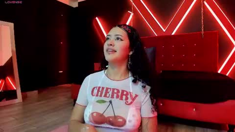 Snapshot of zoe_lara_34 chatting on 07.20.26 zoe online show from 07.20.26