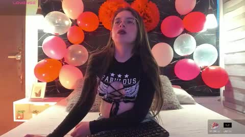 Snapshot of zoe_le chatting on 02.16.26 Zoe online show from 02.16.26