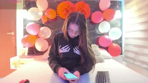 Snapshot of zoe_le chatting on 02.18.26 Zoe online show from 02.18.26