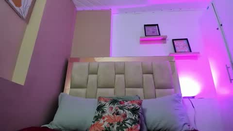 Snapshot of zoe_moreau chatting on 12.19.25 zoe_moreau online show from 12.19.25